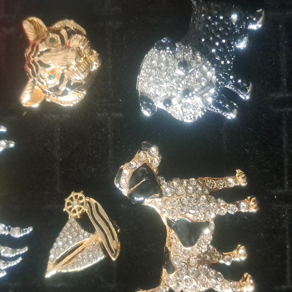 Elegant Gold and Silver Brooches - Picture 6 of 11